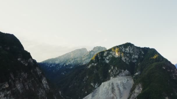 Os picos rochosos das montanhas são cobertos com a luz solar do quadricóptero — Vídeo de Stock