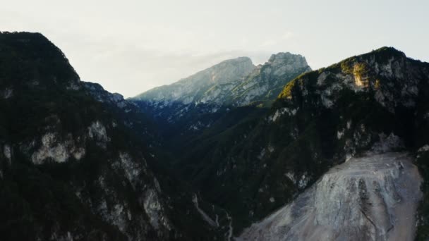 Los picos rocosos de las montañas están cubiertos con la luz del sol del quadcopter — Vídeos de Stock