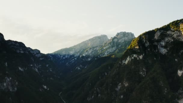 Los picos rocosos de las montañas están cubiertos con la luz del sol del quadcopter — Vídeos de Stock