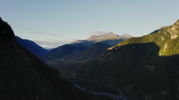 Río de montaña y camino en el bosque en tierras bajas de colinas al pie de las montañas — Vídeo de stock