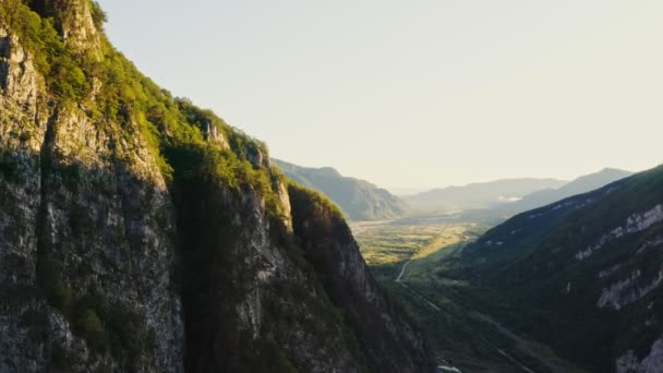 Horská řeka a silnice v lese v nížině kopců na úpatí hor — Stock video