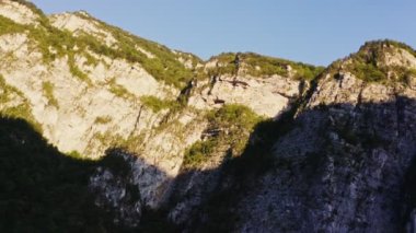 Dağların kayalık tepeleri Quadcopter 'dan gelen güneş ışığıyla kaplıdır.