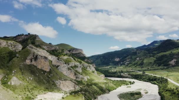 Montagne rocciose ricoperte di fitta foresta ai raggi del sole nascente — Video Stock