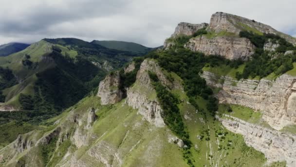 Les sommets rocheux des montagnes sont couverts de la lumière du soleil du quadcopter — Video
