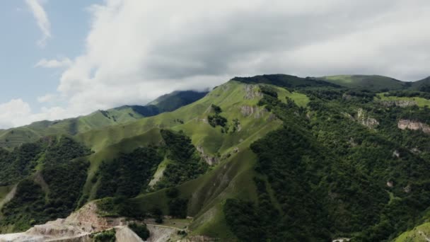 Hermosas montañas verdes, con laderas rocosas, cubiertas de denso bosque — Vídeo de stock