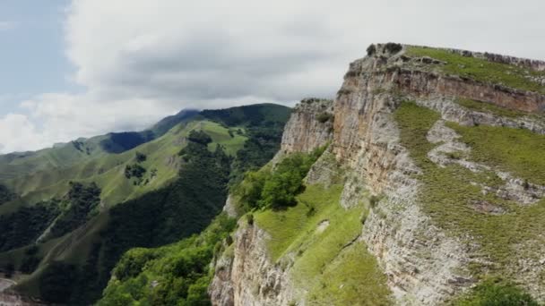 Güzel yeşil dağlar, kayalık yamaçlar, sık ormanlarla kaplı. — Stok video