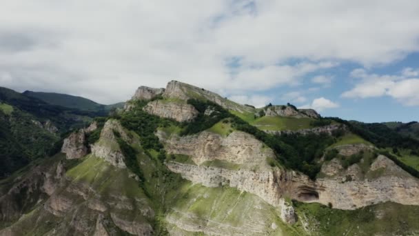 바위투성이 의산들 과 빽빽 한 숲으로 덮여 있는 아름다운 푸른 산들 — 비디오