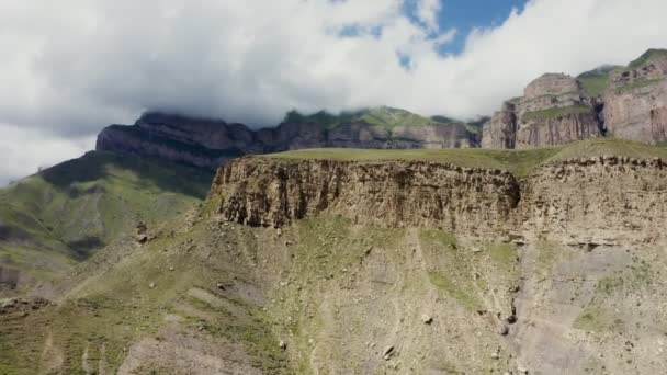 Yeşil tepeler üzerinde dik kireçtaşı yamaçları olan sıra dışı dağlar — Stok video
