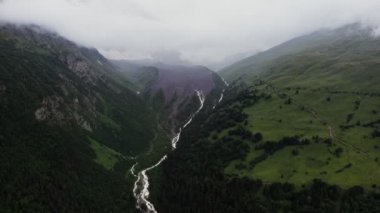 Dağlar arasındaki ormanların arasındaki dağ nehrinin havadan görünüşü