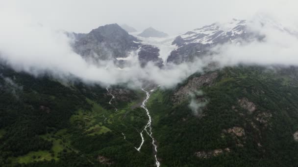 Vista aérea del río de montaña entre bosques en tierras bajas entre montañas — Vídeo de stock