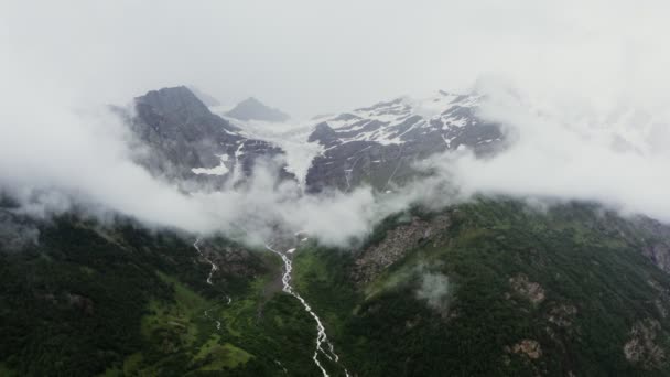 Luchtfoto van bergrivier tussen bos in laagland tussen bergen — Stockvideo