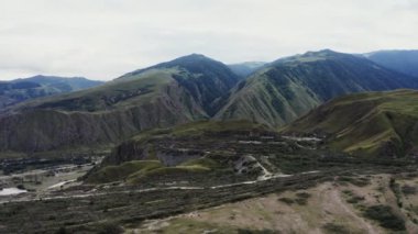 Dağların tepeleri tarlalar ve ormanlarla kaplı bir dağ vadisi.