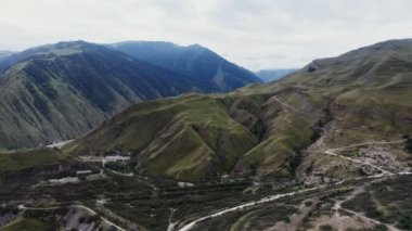 Otlarla ve ormanlarla dolu bir dağ vadisi. Yamaçlar boyunca birçok virajlı yol var.
