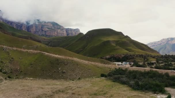 Вид на чисте гірське озеро неправильної форми, розташоване між зеленими пагорбами — стокове відео