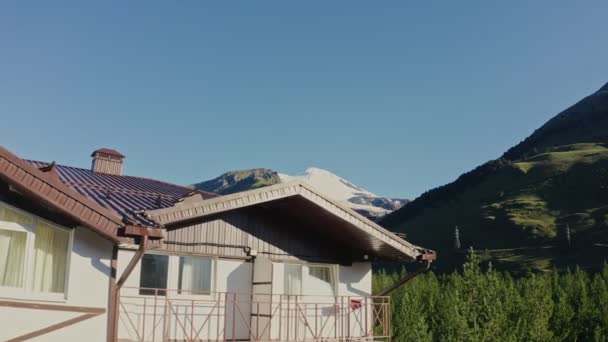 Άποψη ξενοδοχειακού συγκροτήματος σε πεδινές περιοχές μιας ορεινής κοιλάδας στους πρόποδες του Έλμπρους — Αρχείο Βίντεο