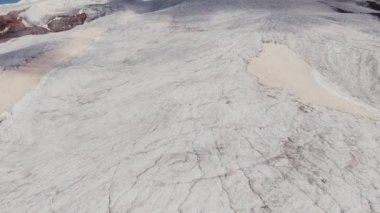 Yumuşak kayalıklarla kaplı dağ yamacının üst manzarası. Elbrus Dağı hava görüntüsü