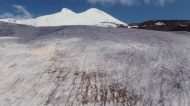 Yumuşak kayalıklarla kaplı dağ yamacının üst manzarası. Elbrus Dağı hava görüntüsü