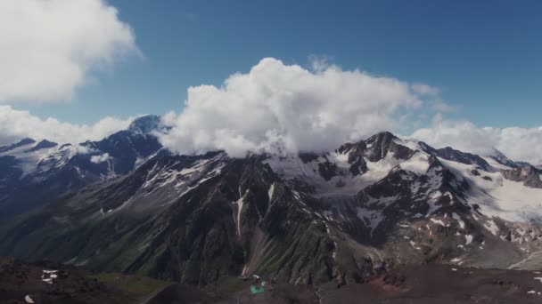 白雪覆盖的Elbrus山顶，布满了岩石山崖 — 图库视频影像