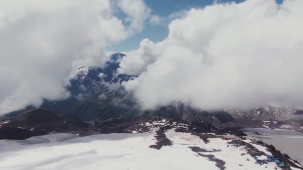 El pico nevado del Monte Elbrus mira a través de densas nubes — Vídeo de stock