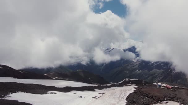Zasněžený vrchol hory Elbrus se dívá skrz hustá mračna — Stock video