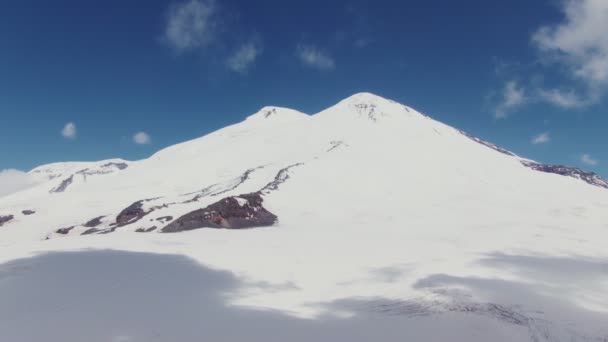 눈덮인 엘 브루 스 산 정상, 바위가 많은 산등성 이 — 비디오