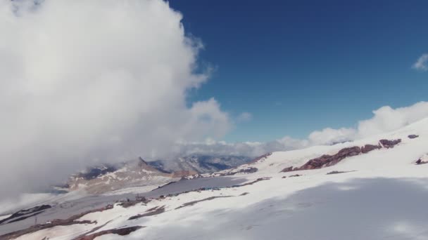 エルブラス山の雪に覆われた山頂は厚い雲に見えます — ストック動画