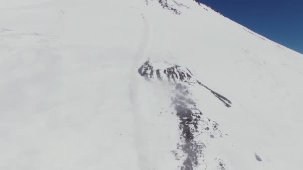 Sněhem pokrytý skalnatý vrchol Mount Elbrus. Sněžné sjezdovky s běžeckými tratěmi — Stock video