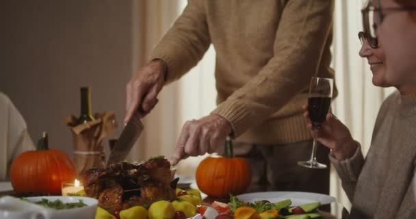 家父切火鸡，感恩节分发给每个人 — 图库视频影像