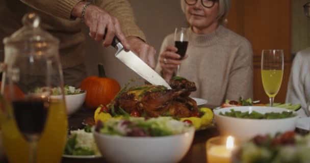 Familienvater schneidet Truthahn und verteilt Stück zu Thanksgiving an alle — Stockvideo