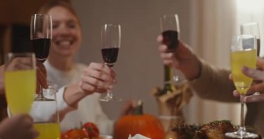 Aile kadehi, Şükran Günü 'nde şenlik masasında oturuyor.