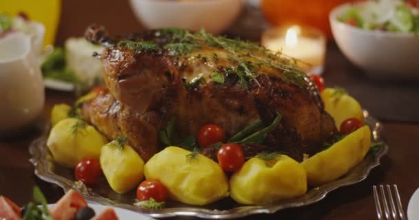 Feestelijke rijke gevarieerde tafel voor een familiefeest — Stockvideo