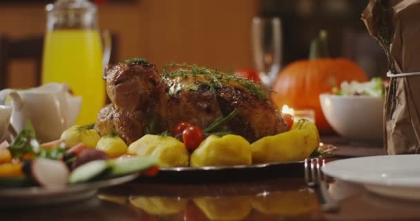 Feestelijke rijke gevarieerde tafel voor een familiefeest — Stockvideo