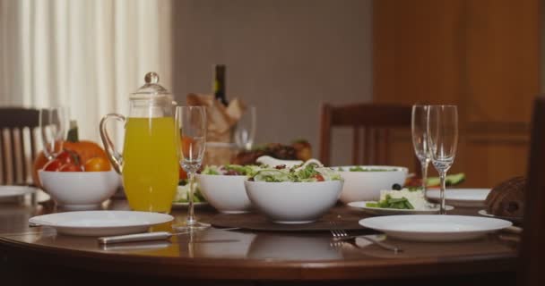 喜庆的富人为家庭庆祝活动准备了各种各样的餐桌 — 图库视频影像