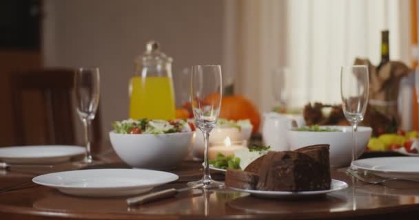 Εορταστική πλούσιο ποικίλο τραπέζι για μια οικογενειακή γιορτή — Αρχείο Βίντεο