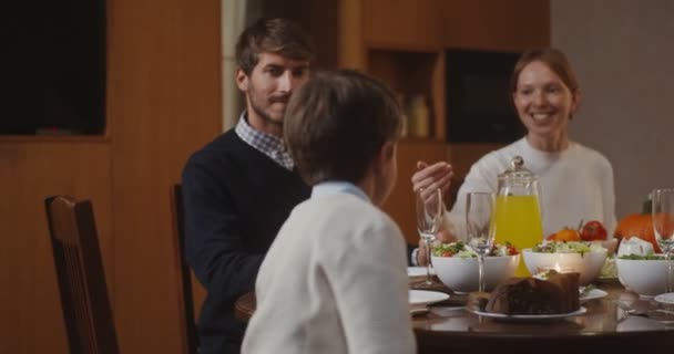 A família se junta às mãos para rezar antes do jantar em família — Vídeo de Stock