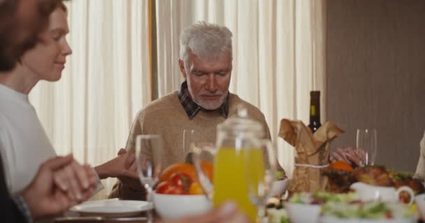 La familia se une a la oración antes de la cena familiar — Vídeo de stock