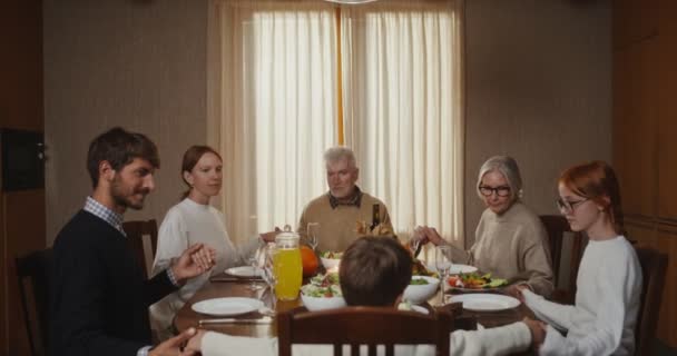 La familia se une a la oración antes de la cena familiar — Vídeo de stock