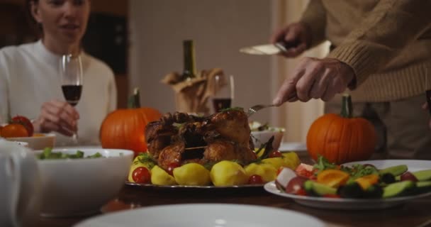 Pai de família corta peru e distribui peça para todos no Dia de Ação de Graças — Vídeo de Stock