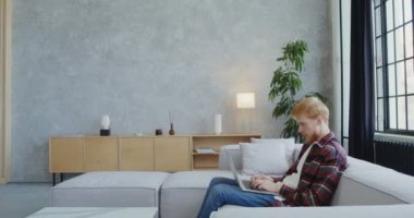 Genç bir adam dizüstü bilgisayarla işini bitirir, onu kapatır ve gider.