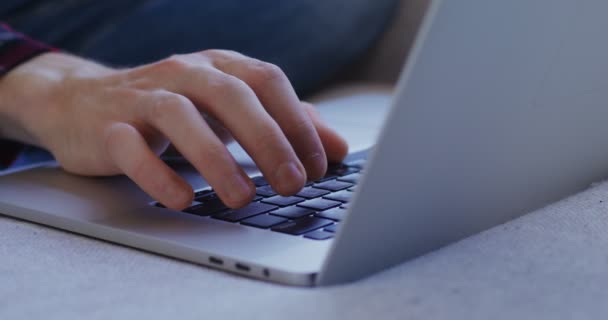 Een man gebruikt een laptop, met behulp van de toetsen voor het afdrukken, close-up schieten — Stockvideo