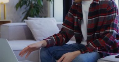 Kulaklıklı yakışıklı adam gülümsüyor, bilgisayardan video görüşmesi yapıyor.