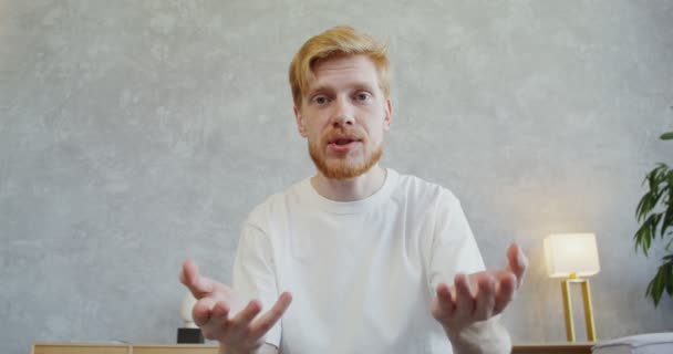 A man of European appearance speaks, looking at camera and actively gesturing — Stock Video