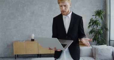 Bir iş adamı evden çalışırken video görüşmesinde iletişim kurar.