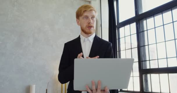 Un uomo d'affari comunica in videochiamata mentre lavora da casa — Video Stock