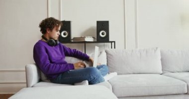 Adamın biri, bir dizüstü bilgisayara çevrimiçi alım yapmak için kart detaylarını giriyor.