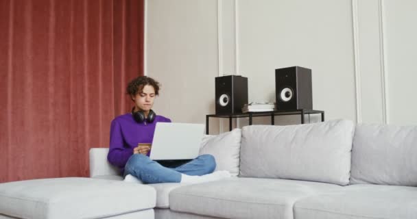 Um cara insere os detalhes do cartão para pagar uma compra on-line em um laptop — Vídeo de Stock