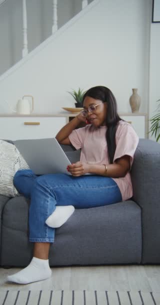 Mujer afroamericana sonriendo hablando en un video chat en un portátil — Vídeo de stock