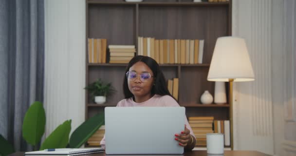 Femme afro-américaine termine son travail en enlevant des lunettes et en fermant un ordinateur portable — Video