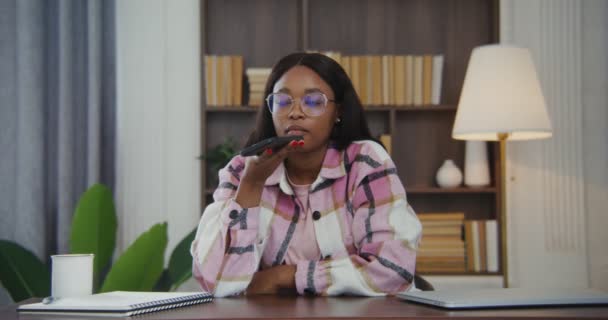 Afro-Amerikaanse vrouw neemt een voice message op een mobiele telefoon — Stockvideo