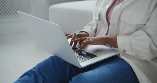 Mujer afroamericana escribiendo en el ordenador portátil, primer plano — Vídeos de Stock